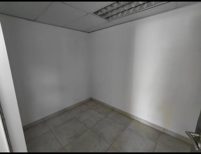 1,011M² OFFICE TO LET IN HALFWAY GARDENS